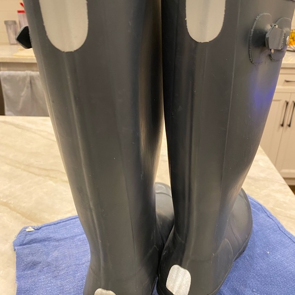 Navy blue hunter rain/snow boots in size US size 6 EU size 38. They run big. - Picture 4 of 4